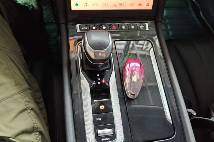 Used Hongqi H5 2024 2.0T Automatic Smart Connect Flagship Edition Gear Lever