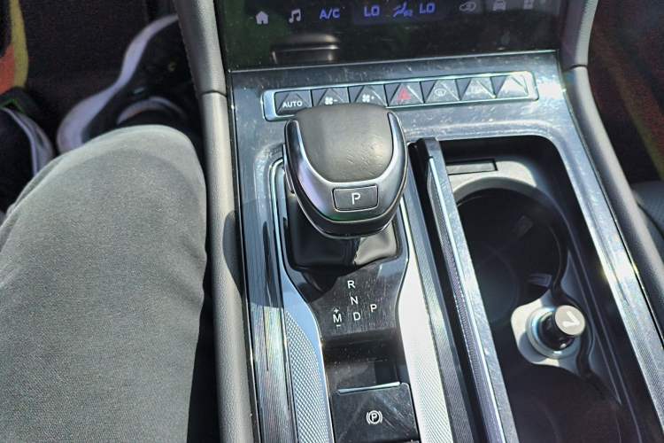 Used Hongqi H5 2024 2.0T Automatic Smart Connect Flagship Edition Gear Lever