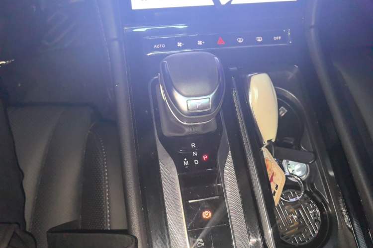 Used Hongqi H5 2024 2.0T Automatic Smart Connect Flagship Edition Gear Lever