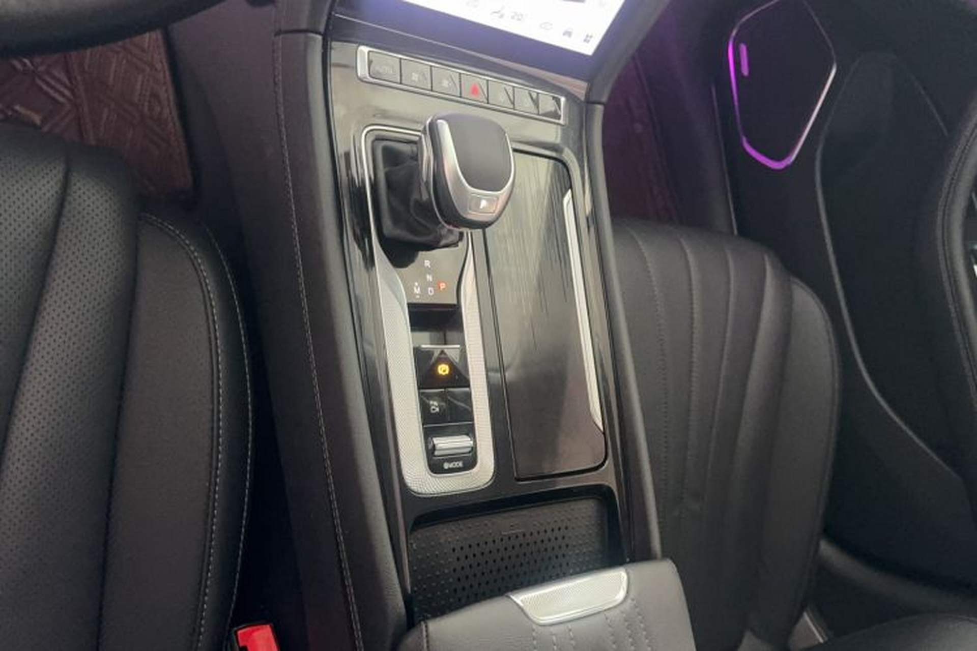 Used Hongqi H5 2024 2.0T Automatic Smart Connect Flagship Edition Gear Lever