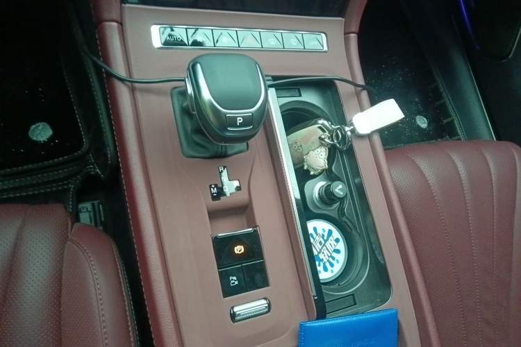 Used Hongqi H5 2024 2.0T Automatic Smart Connect Flagship Edition Gear Lever