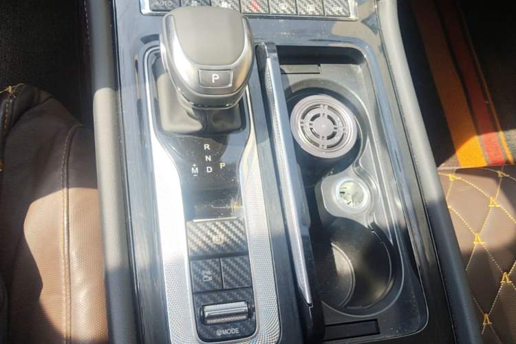 Used Hongqi H5 2024 2.0T Automatic Smart Connect Flagship Edition Gear Lever