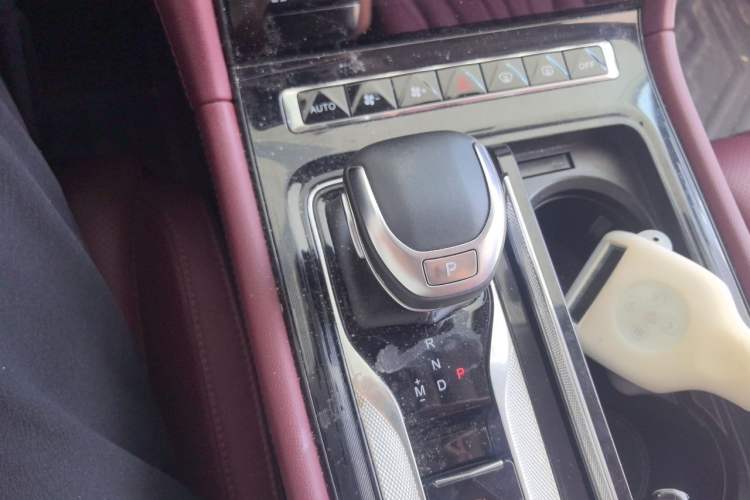 Used Hongqi H5 2024 2.0T Automatic Smart Connect Flagship Edition Gear Lever