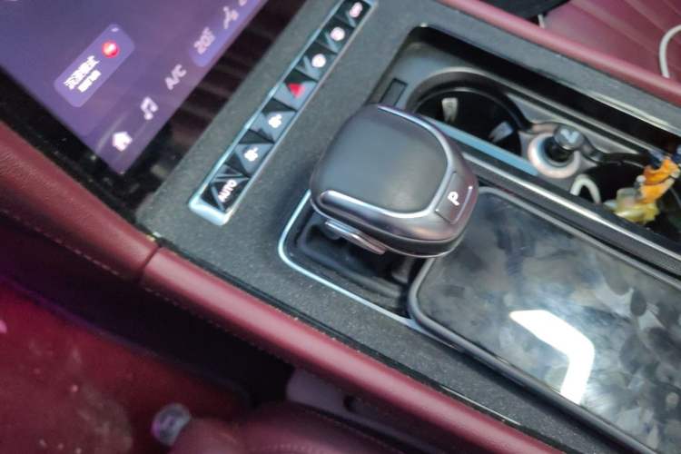 Used Hongqi H5 2024 2.0T Automatic Smart Connect Flagship Edition Gear Lever