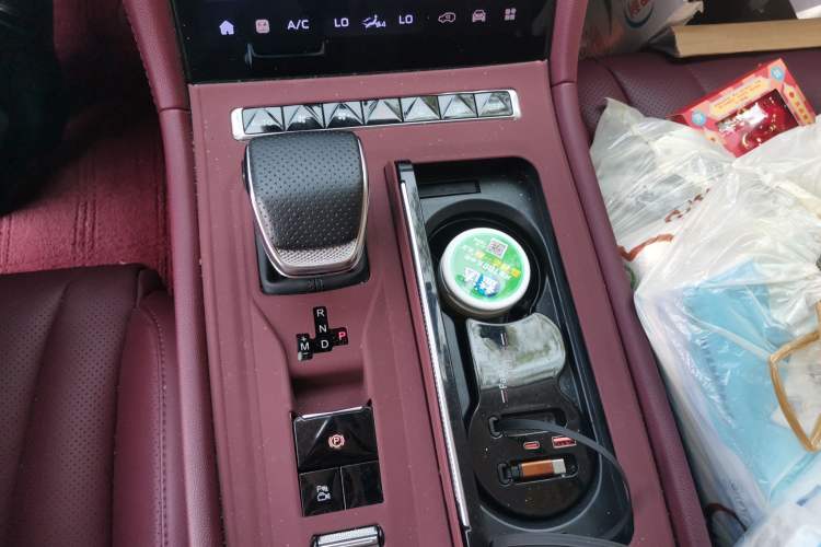 Used Hongqi H5 2024 2.0T Automatic Smart Connect Flagship Edition Gear Lever