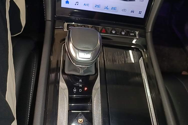Used Hongqi H5 2024 2.0T Automatic Smart Connect Flagship Edition Gear Lever