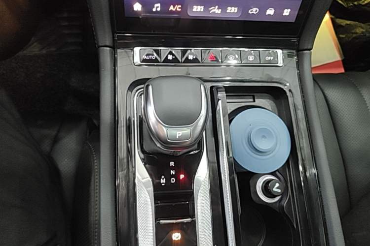 Used Hongqi H5 2024 2.0T Automatic Smart Connect Flagship Edition Gear Lever