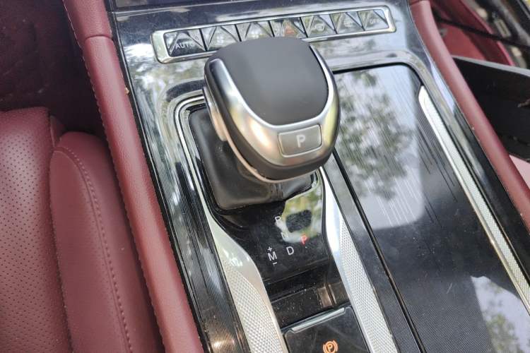 Used Hongqi H5 2024 2.0T Automatic Smart Connect Flagship Edition Gear Lever