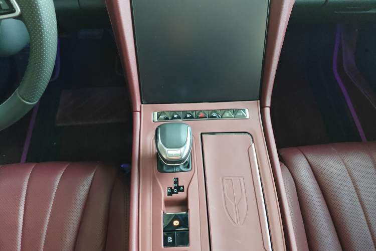 Used Hongqi H5 2024 2.0T Automatic Smart Connect Flagship Edition Gear Lever