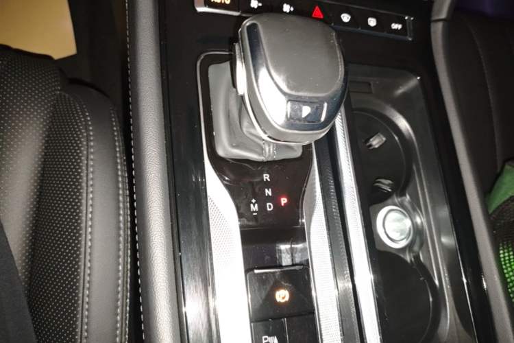 Used Hongqi H5 2024 1.5T DCT Smart Connect Flagship Edition Gear Lever