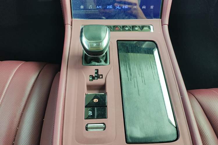 Used Hongqi H5 2024 2.0T Automatic Smart Connect Flagship Edition Gear Lever