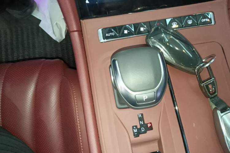 Used Hongqi H5 2024 2.0T Automatic Smart Connect Flagship Edition Gear Lever