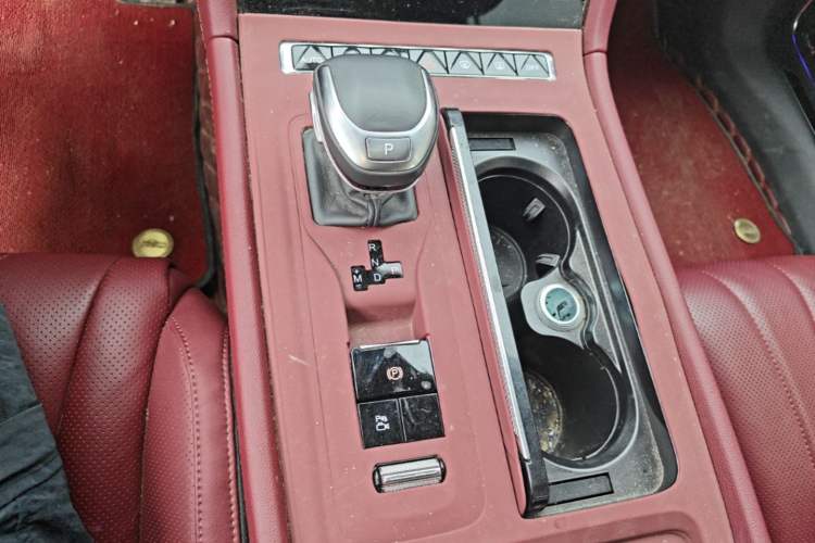 Used Hongqi H5 2024 2.0T Automatic Smart Connect Flagship Edition Gear Lever