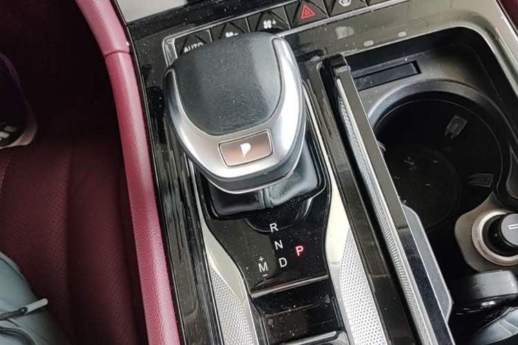 Used Hongqi H5 2024 2.0T Automatic Smart Connect Flagship Edition Gear Lever