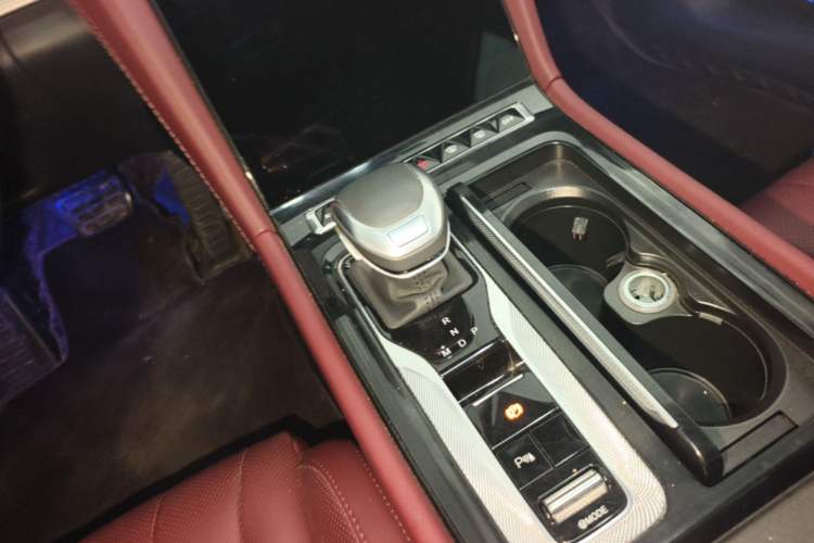 Used Hongqi H5 2024 2.0T Automatic Smart Connect Flagship Edition Gear Lever