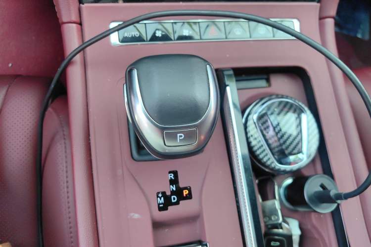 Used Hongqi H5 2024 2.0T Automatic Smart Connect Flagship Edition Gear Lever