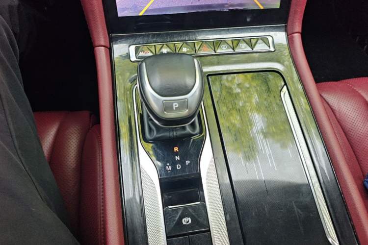 Used Hongqi H5 2024 2.0T Automatic Smart Connect Flagship Edition Gear Lever