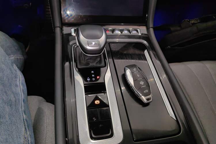 Used Hongqi H5 2024 1.5T DCT Smart Connect Flagship Edition Gear Lever