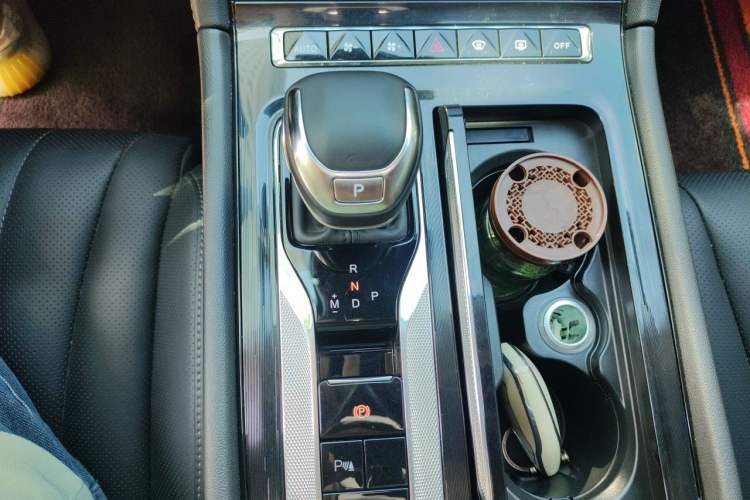 Used Hongqi H5 2024 2.0T Automatic Smart Connect Flagship Edition Gear Lever