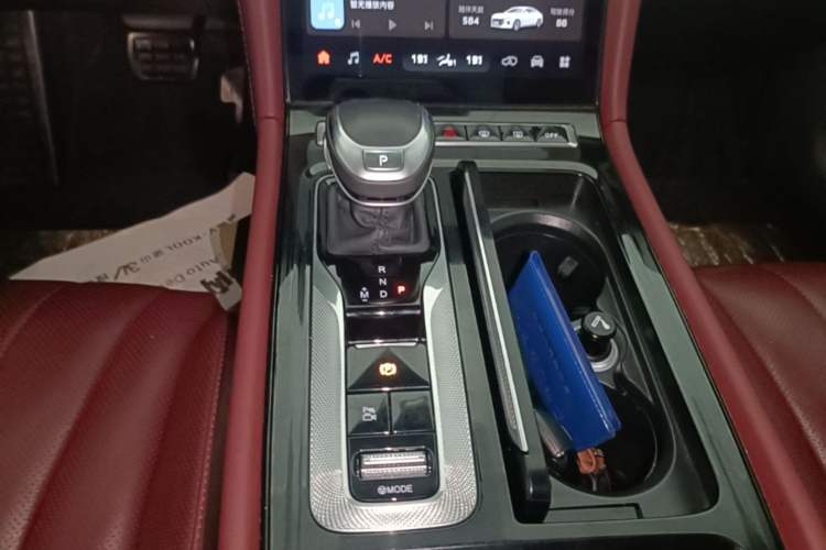 Used Hongqi H5 2024 2.0T Automatic Smart Connect Flagship Edition Gear Lever