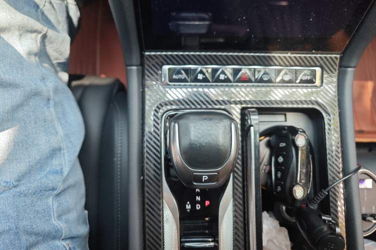 Used Hongqi H5 2024 2.0T Automatic Smart Connect Flagship Edition Gear Lever