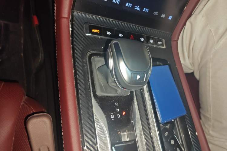 Used Hongqi H5 2024 2.0T Automatic Smart Connect Flagship Edition Gear Lever