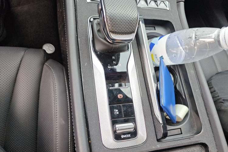 Used Hongqi H5 2024 2.0T Automatic Smart Connect Flagship Edition Gear Lever