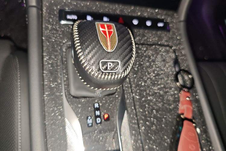 Used Hongqi H5 2024 2.0T Automatic Smart Connect Flagship Edition Gear Lever