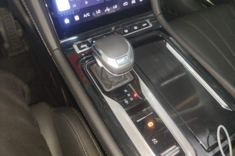 Used Hongqi H5 2024 2.0T Automatic Smart Connect Flagship Edition Gear Lever