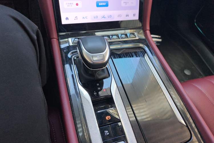 Used Hongqi H5 2024 2.0T Automatic Smart Connect Flagship Edition Gear Lever