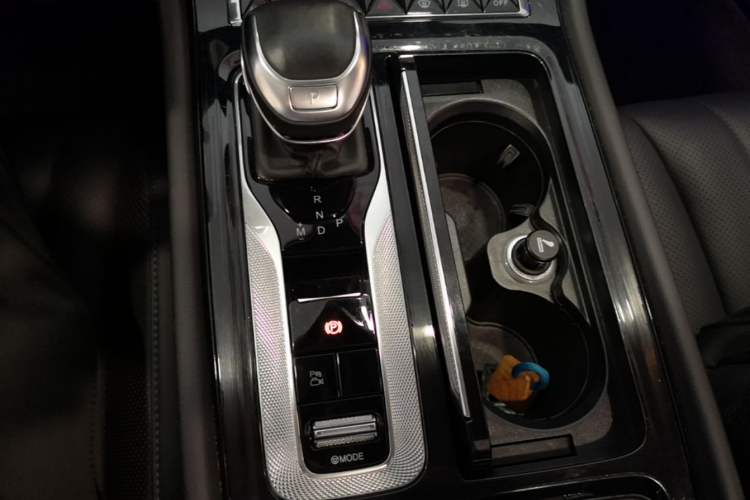 Used Hongqi H5 2024 2.0T Automatic Smart Connect Flagship Edition Gear Lever