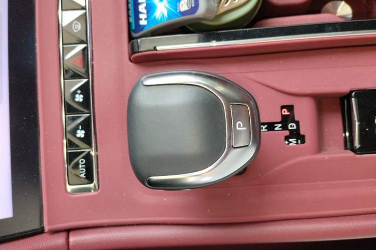 Used Hongqi H5 2024 2.0T Automatic Smart Connect Flagship Edition Gear Lever