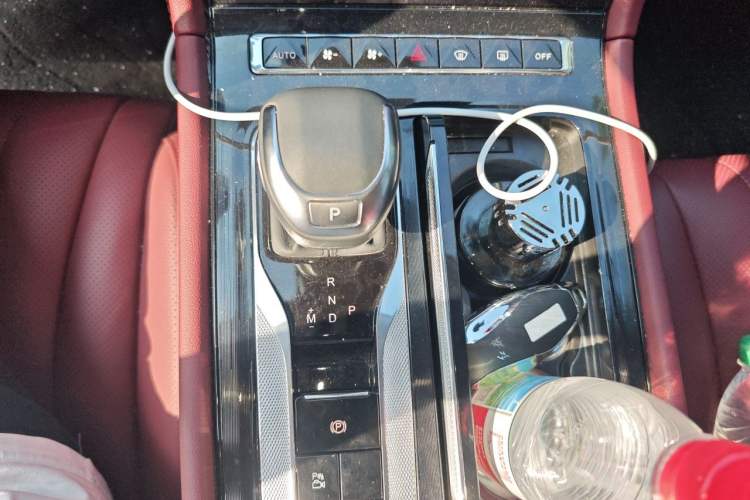 Used Hongqi H5 2024 2.0T Automatic Smart Connect Flagship Edition Gear Lever