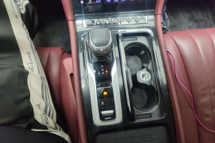 Used Hongqi H5 2024 2.0T Automatic Smart Connect Flagship Edition Gear Lever