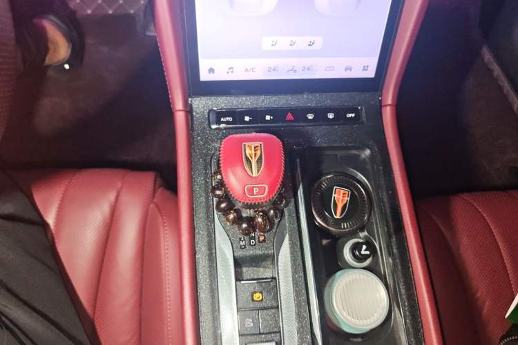 Used Hongqi H5 2024 2.0T Automatic Smart Connect Flagship Edition Gear Lever