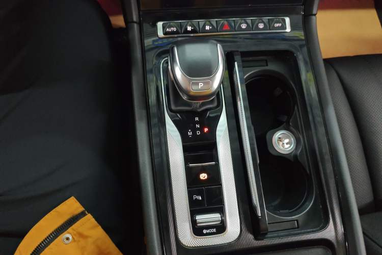 Used Hongqi H5 2024 2.0T Automatic Smart Connect Flagship Edition Gear Lever