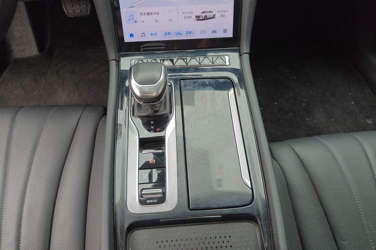 Used Hongqi H5 2024 2.0T Automatic Smart Connect Flagship Edition Gear Lever