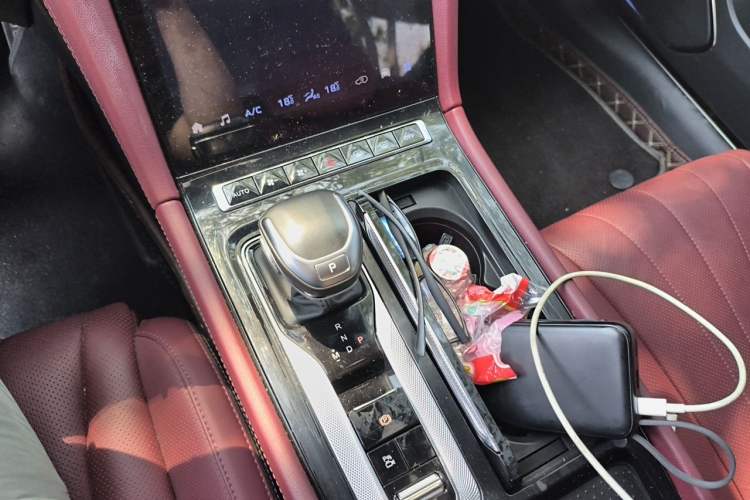 Used Hongqi H5 2024 2.0T Automatic Smart Connect Flagship Edition Gear Lever