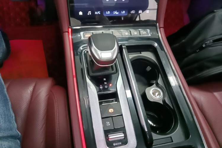 Used Hongqi H5 2024 2.0T Automatic Smart Connect Flagship Edition Gear Lever