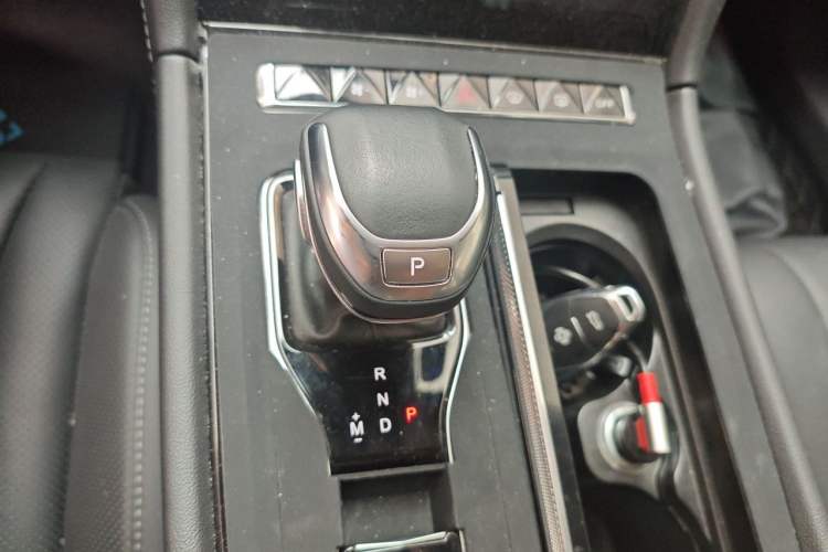 Used Hongqi H5 2024 2.0T Automatic Smart Connect Flagship Edition Gear Lever