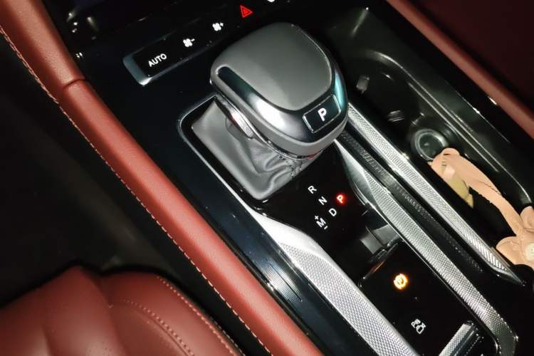 Used Hongqi H5 2024 2.0T Automatic Smart Connect Flagship Edition Gear Lever
