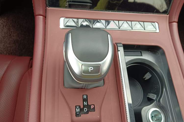 Used Hongqi H5 2024 2.0T Automatic Smart Connect Flagship Edition Gear Lever