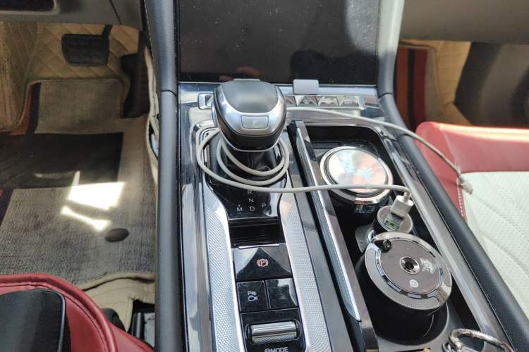 Used Hongqi H5 2024 2.0T Automatic Smart Connect Flagship Edition Gear Lever