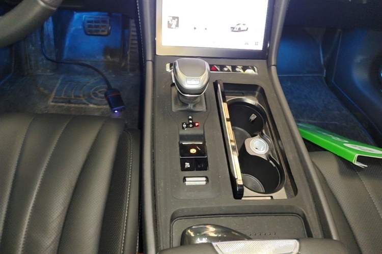 Used Hongqi H5 2024 2.0T Automatic Smart Connect Flagship Edition Gear Lever