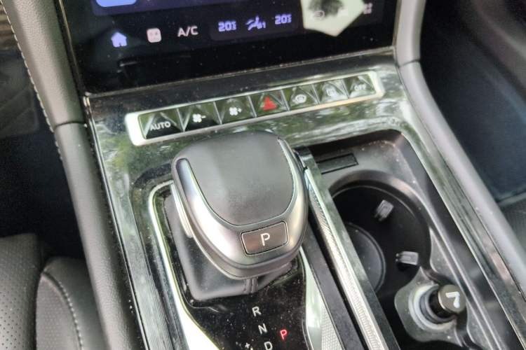 Used Hongqi H5 2024 2.0T Automatic Smart Connect Flagship Edition Gear Lever