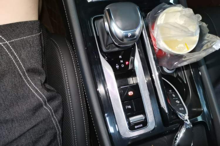 Used Hongqi H5 2024 2.0T Automatic Smart Connect Flagship Edition Gear Lever