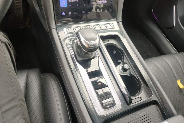 Used Hongqi H5 2024 2.0T Automatic Smart Connect Flagship Edition Gear Lever