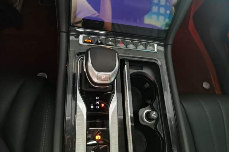 Used Hongqi H5 2024 2.0T Automatic Smart Connect Flagship Edition Gear Lever