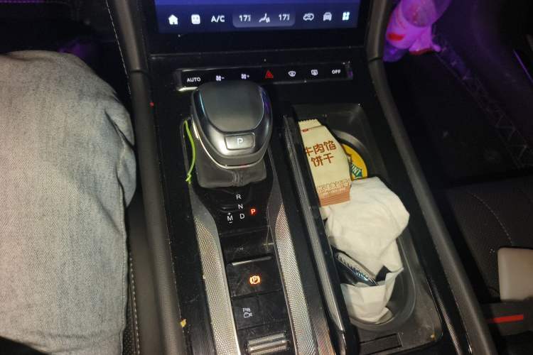 Used Hongqi H5 2024 2.0T Automatic Smart Connect Flagship Edition Gear Lever