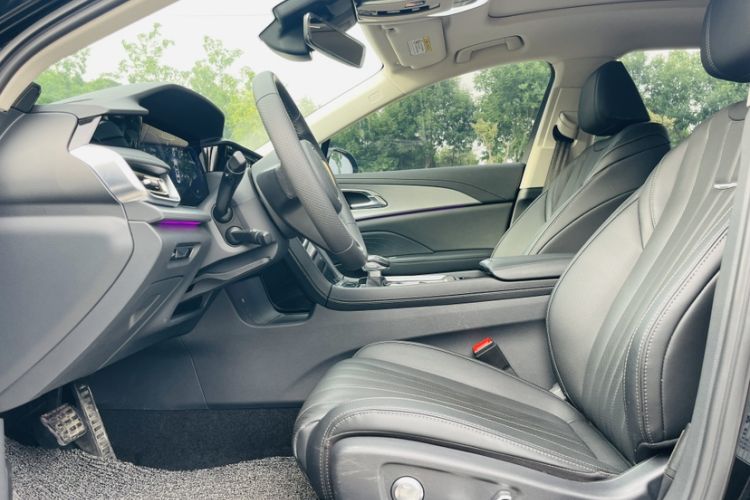 Used Hongqi H5 2024 2.0T Automatic Smart Connect Flagship Edition Interior 2